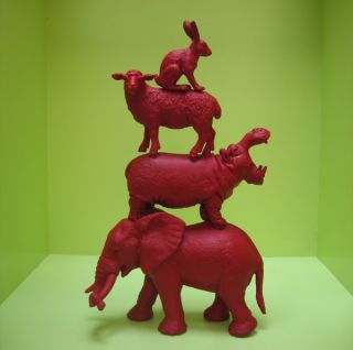 Sculptuur van op elkaar gestapelde dieren